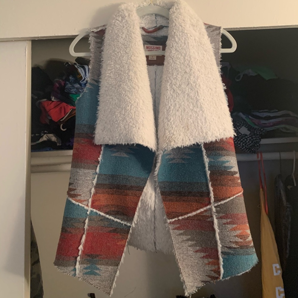 ✨Aztec print fuzzy vest✨